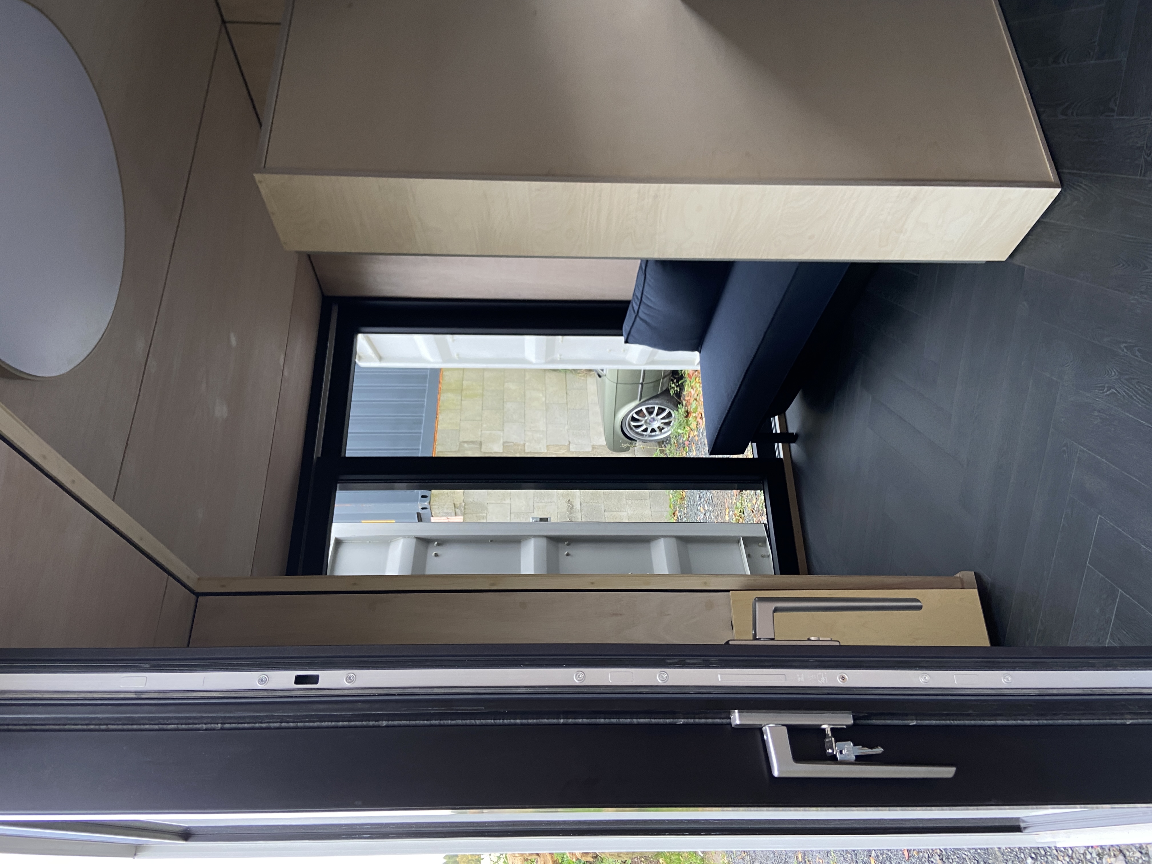 Innenansicht Monolith Container mit Sofa, Schrank und Klappbett
